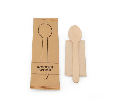 Löffel aus Holz mit Serviette aus Papier, einzeln in Papiertütchen verpackt